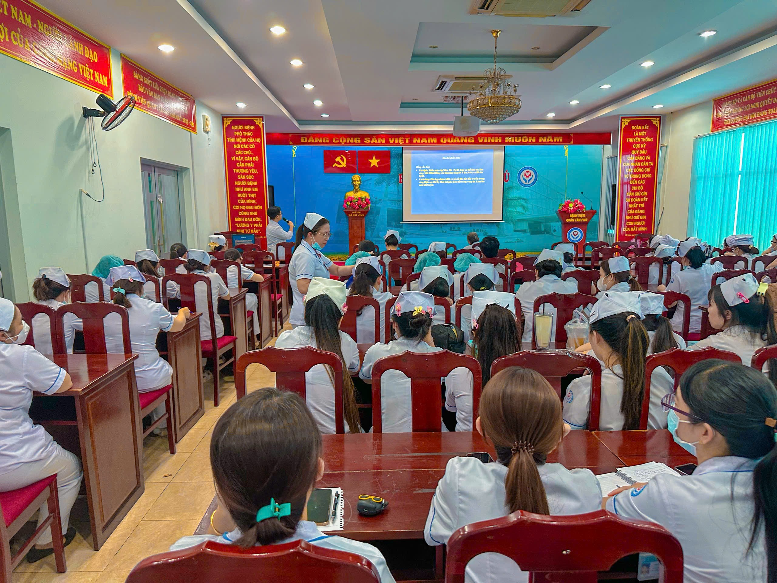 NÂNG CAO CHẤT LƯỢNG CHĂM SÓC NGƯỜI BỆNH TRUYỀN MÁU QUA BUỔI SINH HOẠT KHOA HỌC KỸ THUẬT ĐIỀU DƯỠNG