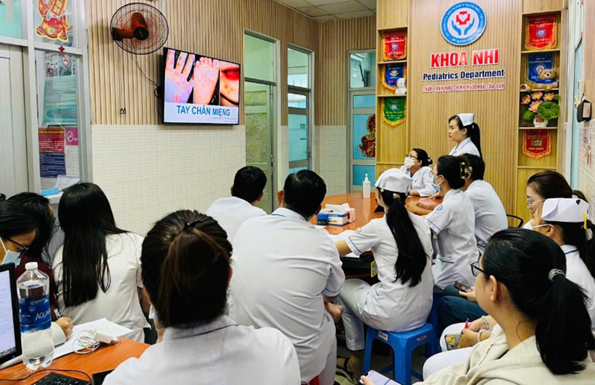 BỆNH VIỆN ĐA KHOA TÂN PHÚ: ĐẨY MẠNH TẬP HUẤN VÀ TRUYỀN THÔNG GIÁO DỤC SỨC KHỎE PHÒNG CHỐNG BỆNH TAY CHÂN MIỆNG