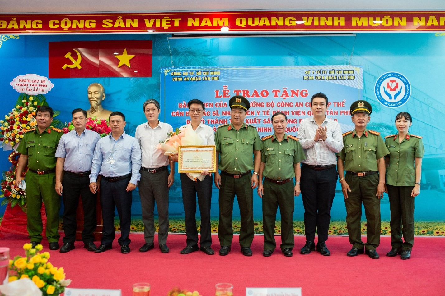 Bệnh viện quận Tân Phú vinh dự đón nhận bằng khen của Bộ Trưởng Bộ Công an trong phong trào “Toàn dân bảo vệ an ninh tổ quốc năm 2021”
