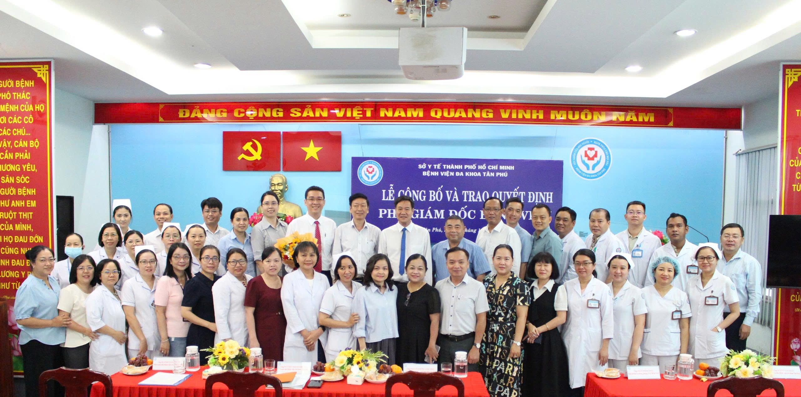 Lễ công bố và trao Quyết định bổ nhiệm lại chức vụ Phó Giám đốc Bệnh viện Đa khoa Tân Phú