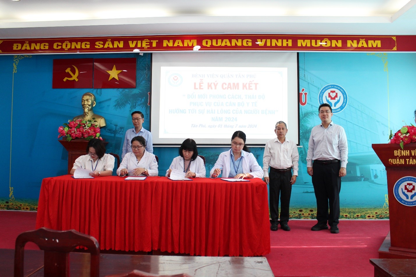 Bệnh viện quận Tân Phú tổ chức ký cam kết “Đổi mới phong cách, thái độ phục vụ của cán bộ y tế hướng tới sự hài lòng của người bệnh'' năm 2024