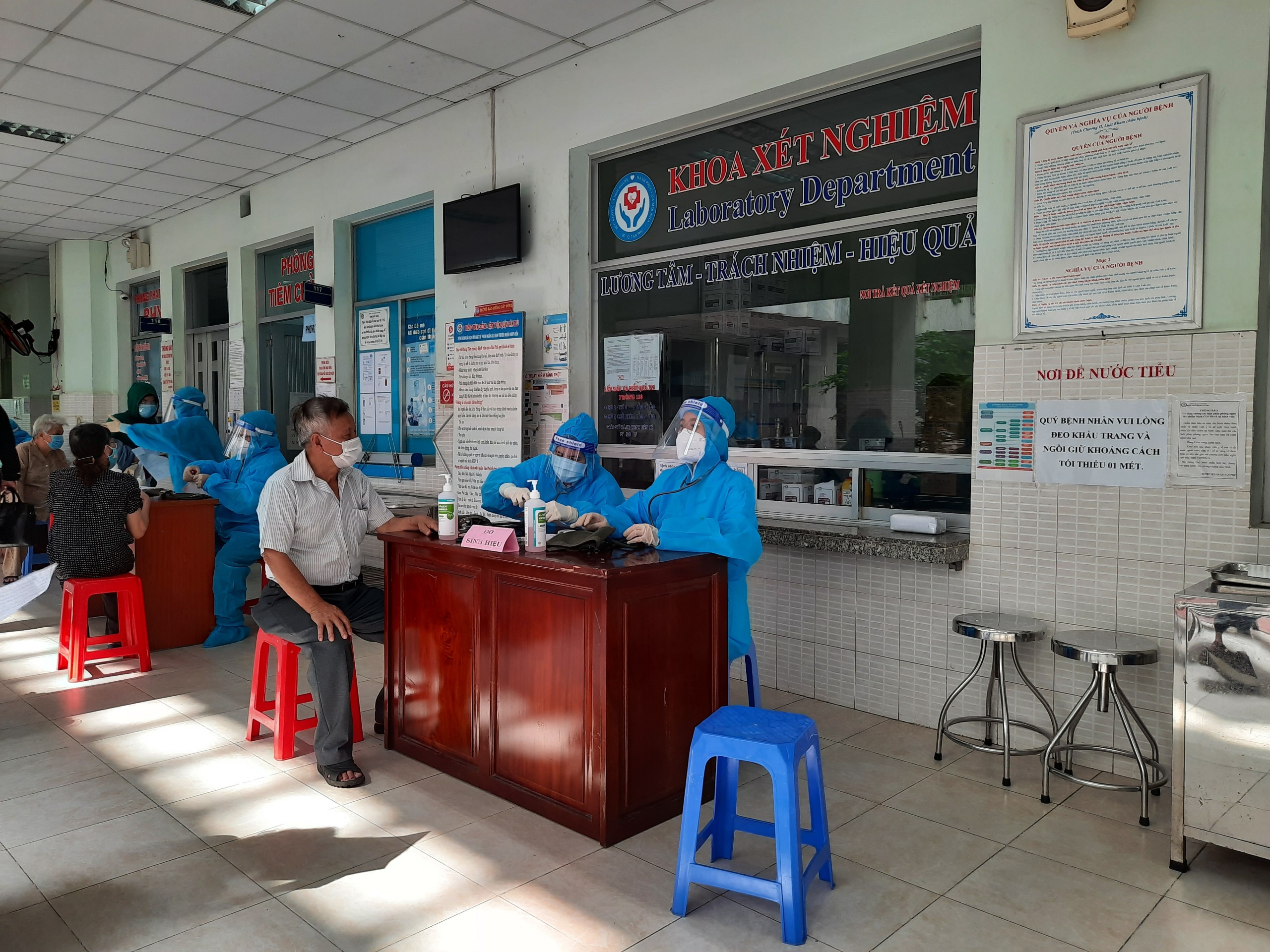Niềm vui được tiêm vắc xin  của người lớn trên 65 tuổi tại bệnh viện quận Tân Phú