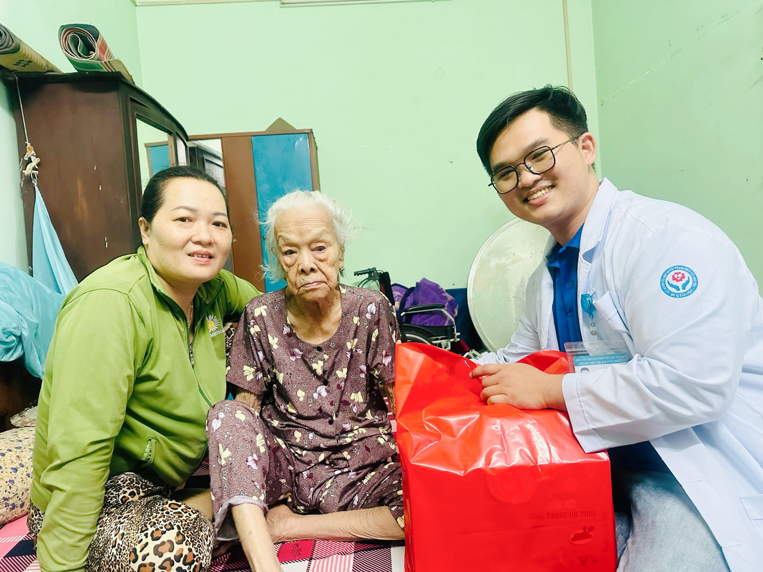 Chăm sóc sức khỏe mẹ Việt Nam Anh Hùng trên địa bàn quận Tân Phú hưởng ứng chiến dịch Xuân tình nguyện năm 2024