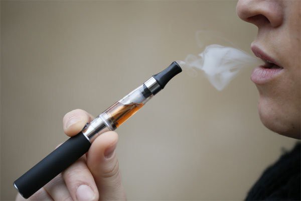 Bùng phát tổn thương phổi  liên quan đến sử dụng thuốc lá điện tử, hoặc Vaping