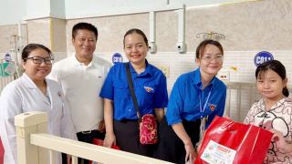 sac mau tuoi tho tai benh vien quan tan phu  nhan ngay quoc te thieu nhi 16