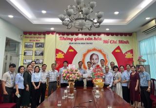 lanh dao phuong tan phu tham va chuc mung nhan ky niem 71 nam ngay thay thuoc viet nam 2721955 2722026